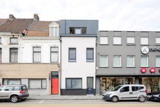 Deze gunstig gelegen woning met een bewoonbare oppervlakte van 140 m² bevindt zich in het centrum van Mariakerke.<br /><br />Via de inkomhal betreden we de woning. Op het gelijkvloers bevindt zich een berging en een badkamer uitgerust met een douche, wastafel, toilet en aansluiting voor een wasmachine.<br /><br />Verder komen we in de ruime en lichtrijke leefruimte met open keuken. De keuken is voorzien van de nodige toestellen en beschikt over voldoende opbergruimte. Via het schuifraam in de keuken heeft u toegang tot de gezellige koer.<br /><br />Op de eerste verdieping bevinden zich twee ruime slpks. Daarnaast is er een apart toilet aanwezig.<br /><br />Op de tweede verdieping zijn er nog eens twee slpks. De zolderverdieping is bereikbaar via een uitschuifbare trap.<br /><br />De woning geniet van een uitstekende ligging, op wandelafstand van supermarkten, een apotheek, fitness, bakker en het natuurgebied De Bourgoyen. Bovendien is er een vlotte verbinding naar het centrum van Gent en de belangrijkste invalswegen.