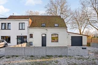 Deze verzorgde halfopen woning ligt op het einde van een doodlopende straat.<br /><br />De woning is als volgt ingedeeld:<br />Gelijkvloerse verdieping: ruime oprit met garage, inkomhal, kelder, lichtrijke leefruimte met vernieuwde open keuken, berging naast de keuken, apart toilet, extra ruimte die kan functioneren als bureau of slaapkamer en een zonnig terras met tuin.<br />Eerste verdieping: 3 tot 4 slaapkamers en een badkamer.<br />Zolderverdieping: ruime zolder als extra bergruimte.<br /><br />De woning is aangesloten op de riolering en voorzien van alle moderne comfort, zoals zonnepanelen en een ingebouwde pelletkachel. Momenteel is de woning verhuurd.<br /><br />PLUSPUNTEN:<br />- EPC C<br />- ELEKTRICITEIT CONFORM<br />- ASBESTVEILIG<br />- PV PANELEN<br />- RUSTIG GELEGEN