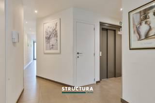 Op een gunstige ligging nabij het centrum van Merchtem bevindt zich dit modern en lichtrijk duplexappartement met terras. Het appartement combineert hedendaags wooncomfort met een praktische indeling en is ideaal voor wie rustig wil wonen met alle voorzieningen binnen handbereik.IndelingDerde verdieping: via de inkomhal met vestiaire betreedt u het appartement. De leefruimte geniet van een aangename lichtinval en sluit aan op de volledig uitgeruste keuken. Verder vindt u op dit niveau een berging en een apart gastentoilet.Op de bovenverdieping bevinden zich twee slaapkamers, badkamer met een douche en enkele wastafel en apart toilet. Exterieur: mogelijkheid tot aankoop autostaanplaats aan €12.500. Kelderberging.Karakteristieken- Ingebouwde kasten- Nabij centrum Merchtem en voorzieningen- Goede EPC-score B- Elektriciteit conform- Vrij bij akte Bent u op zoek naar een instapklaar en comfortabel appartement op een centrale ligging? Dan is dit duplexappartement in Merchtem zeker een bezoek waard. Contacteer ons gerust voor meer informatie of een bezichtiging.