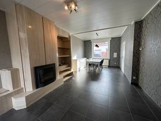 Wervik - Woning met 4 slaapkamers te huur.Via de inkom hebt u toegang tot de kelderberging en de living.De open keuken leidt u naar de badkamer met...