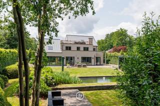 Deze instapklare villa uit 2007 ligt op een perceel van ca. 20 are in een rustige, doodlopende straat in het groene Keerbergen. Dankzij de discrete ligging, gunstige EPC-score en kwalitatieve afwerking geniet u hier van alle comfort en privacy in een aangename woonomgeving.<br /><br />Met een bewoonbare oppervlakte van 437 m² is de woning ruim en doordacht ingedeeld:<br /><br />Op het gelijkvloers bevindt zich een ruime inkomhal met vestiaire en gastentoilet, gevolgd door een royale leefruimte met eetkamer. Aansluitend aan de eetkamer ligt een veranda met open haard, ingericht als een gezellige zithoek. Verder zijn er een aparte bureauruimte en een volledig uitgeruste keuken met zicht op het binnenzwembad. Deze ruimte wordt momenteel gebruikt als lounge, maar kan eenvoudig opnieuw ingericht worden als zwembad (bijkomende foto's op aanvraag). Grenzend aan deze zone bevindt zich een badkamer.<br /><br />Op de eerste verdieping bevinden zich vijf slaapkamers, waarvan twee met toegang tot een terras. Alle kamers zijn voorzien van airconditioning. Eén van de slaapkamers beschikt over een aparte dressing. Ook op deze verdieping is een badkamer aanwezig, evenals een praktische nachtdressing.<br /><br />De tweede verdieping biedt een polyvalente ruimte, perfect als hobby- of ontspanningsruimte, met airco en toegang tot een dakterras dat uitkijkt over de groene tuin.<br /><br />De woning is volledig onderkelderd en biedt daardoor niet alleen veel bergruimte, maar ook ruimte voor bijvoorbeeld een hobbykamer.<br /><br />De buitenruimte is aangenaam en groen ingericht, met een verzorgd terras waar u in alle rust kunt genieten. Het poolhouse biedt extra comfort dankzij een open haard, infraroodverwarming, buitendouche, handenwasser en toilet. Een natuurlijke zwemvijver sluit mooi aan bij het geheel en versterkt het ontspannen karakter van de tuin.<br /><br />Extra troeven: <br />-Twee laadpalen<br />-Regenwaterput van 5.000 liter<br />-Waterverzachter<br />-Domotica aanwezig