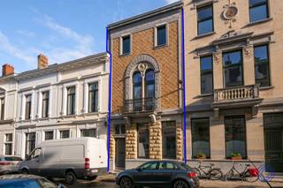 Informatie woningIn het hart van de geliefde Zurenborgwijk vindt u deze karaktervolle, indrukwekkende herenwoning met beschermde Art Nouveau...