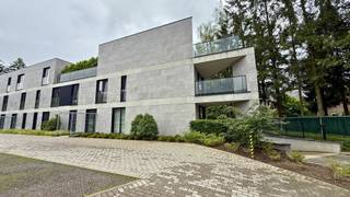Te huur: luxueus appartement op toplocatie in Maasmechelen<br /> <br />Adres: Joseph Smeetslaan 246/2, 3630 Maasmechelen<br /> <br />Dit instapklare appartement is gunstig gelegen in een prachtige groene omgeving met een goede bereikbaarheid naar scholen, winkels, de Rijksweg en de E314.<br /> <br />Indeling:<br /> <br />Bij het betreden van het appartement komt u binnen in de inkomhal, die via een stijlvolle pivoterende deur toegang geeft tot de open lichtrijke leefruimte. <br /> <br />De leefruimte vormt één mooi geheel met de moderne, volledig uitgeruste keuken. Dankzij het grote schuifraam geniet u van een directe toegang tot de tuin met terras. Een ideale plek om in alle rust te ontspannen en te genieten van het buitenleven.<br /> <br />Verder beschikt het appartement over een praktische berging en twee ruime slaapkamers, beide voorzien van ingebouwde kasten. <br />De master bedroom beschikt bovendien over een eigen terras. <br />De moderne badkamer is uitgerust met een comfortabele inloopdouche en lavabo. Daarnaast is er een apart toilet aanwezig.<br /> <br />Het appartement is uitgerust met een alarmsysteem, videofoon en vloerverwarming op gas (EPC A). Dit zorgt voor een aangenaam wooncomfort.<br /> <br />Tot slot beschikt het appartement over een private staanplaats en een berging in de kelder (toegankelijk via de lift), waar u uw wagen en extra spullen veilig kunt opbergen.<br /> <br />Huurprijs: € 1.200/maand + € 90 gemeenschappelijke kosten/maand.<br /> <br />U mag ons altijd contacteren voor meer informatie of een bezichtiging.