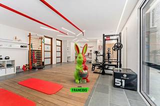 Instapklare praktijkruimte met tal van mogelijkheden in HoogledeBent u op zoek naar een veelzijdig pand voor uw praktijk of professionele...