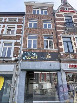 <p>Droomt u van ruim wonen op een unieke locatie in het hart van Sint-Truiden? Dan biedt deze karaktervolle stadswoning met commercieel gelijkvloers een uitzonderlijke opportuniteit. Gelegen op de Grote Markt 2 geniet u van een absolute topligging, op wandelafstand van winkels, horecazaken, scholen, openbaar vervoer en alle dagelijkse voorzieningen. Hier woont u midden in de levendige binnenstad, met alle comfort binnen handbereik.<br /><br />Met een bewoonbare oppervlakte van 182 m² (volgens EPC) beschikt deze eigendom over verrassend veel ruimte en tal van mogelijkheden om een gezellige gezinswoning of stijlvolle stadswoning te creëren.<br /><br />De woonverdiepingen bieden een flexibele indeling die volledig naar eigen wens kan worden ingericht. Op de eerste verdieping bevindt zich een ruime leefruimte met afzonderlijk toilet en de mogelijkheid om een keuken te installeren. De tweede verdieping omvat vier polyvalente ruimtes die perfect kunnen dienen als slaapkamers, bureau, dressing, hobbykamer of speelruimte. Op de derde verdieping bevinden zich een extra slaapkamer, een bureau- of dressingsruimte en een badkamer. Daarnaast beschikt de woning nog over een praktische zolder die extra bergruimte biedt.<br /><br />Een bijkomende meerwaarde is het commerciële gelijkvloers. Deze ruimte, voorheen uitgebaat als ijssalon, beschikt over een kelder met koelcel en biedt tal van mogelijkheden voor wie wonen en werken wenst te combineren, een zelfstandige activiteit wil uitoefenen of op zoek is naar een investeringspand met extra potentieel.<br /><br />De eigendom beschikt over een EPC-label D en vraagt een grondige renovatie. Dit biedt u de ideale kans om de woning volledig naar eigen smaak en hedendaagse woonnormen af te werken, terwijl u optimaal gebruik maakt van de unieke ligging en de ruime bewoonbare oppervlakte.<br /><br /><strong>Troeven:</strong></p>
<ul>
<li>Ruime stadswoning op een absolute toplocatie</li>
<li>Gelegen op de Grote Markt van Sint-Truiden</li>
<li>Bewoonbare oppervlakte van 182 m² (volgens EPC)</li>
<li>Tal van mogelijkheden voor een ruime gezinswoning</li>
<li>Commercieel gelijkvloers als extra troef</li>
<li>Ideaal voor wonen, werken of een combinatie van beide</li>
<li>Volledig naar eigen smaak te renoveren</li>
</ul>
<p><br />Bent u op zoek naar een ruime woning met karakter, potentieel én een unieke ligging in het centrum van Sint-Truiden? Contacteer Meyers Vastgoed vrijblijvend voor meer informatie of een bezoek ter plaatse.</p>