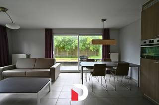 Ben je op zoek naar een comfortabel en instapklaar appartement aan zee, waar licht, rust en praktisch wonen samenkomen?<br /><br />Dit éénslaapkamerappartement op de benedenverdieping biedt een aangename woonbeleving in een verzorgd domein op wandelafstand van het strand en vlak bij de Royal Ostend Golf Club.<br /><br />De leefruimte met open keuken vormt het hart van het appartement en sluit mooi aan op het terras, de ideale plek om te genieten van de zon en de frisse zeelucht. Dankzij de ligging op de benedenverdieping geniet je van extra comfort en een vlotte toegankelijkheid.<br /><br />Het appartement beschikt over één slaapkamer, een badkamer en praktische bergruimte. De doordachte indeling en kwalitatieve afwerking zorgen ervoor dat dit appartement volledig instapklaar is.<br /><br />Een perfecte keuze voor wie op zoek is naar een comfortabel tweede verblijf, een zorgeloze investering of een gezellige woonst dicht bij zee.