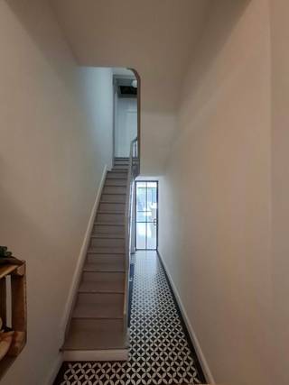<p>Karaktervolle herenwoning (EPC A) te koop op toplocatie in Deurne-Zuid!</p><p>De Kijkdag is op 3/10/2026. Een afspraak maken kan via e-mail of telefonisch op .</p><p>Dit veelzijdig pand is centraal gelegen in Deurne-Zuid, op wandelafstand van het Rivierenhof, het Boekenbergpark, openbaar vervoer, winkels en scholen. De woning beschikt over 3 slaapkamers, 2 badkamers, een gezellige tuin en een zonnig dakterras. Verder biedt de aanwezigheid van een vergunde handelsruimte de ideale opportuniteit om wonen en werken comfortabel te combineren.</p><p>Belangrijkste troeven:<br />• Recent gerenoveerd<br />• EPC-label A<br />• Zonnepanelen (5,28 kWp)<br />• Airconditioning<br />• Automatische rolluiken<br />• Vooraan 3-dubbel glas<br />• Vergunde handelsruimte van Ca. 23 m², zonder verplichting tot uitbating<br />• Zonnig dakterras (Ca. 17m²)<br />• Gezellige en rustige tuin (Ca. 80m²) met verhard én overdekt terras<br />• Ruime slaapkamers en flexibele indeling. Mogelijkheid tot 4 slaapkamers<br />• Mobiscore 9,3</p><p>Indeling:</p><p>Droge kelder van 33 m²</p><p>Gelijkvloers: De woning beschikt op deze verdieping over een gezellige leefruimte, een hyper uitgeruste open keuken en een gastentoilet. Buiten geniet u optimaal van de rustige tuin dankzij het verharde terras en een gezellig overdekt terras dat extra beschutting biedt. Daarnaast bevindt zich hier een vergunde handelsruimte. Omdat er geen uitbatingsverplichting geldt, richt u deze kamer net zo gemakkelijk in als extra leef-, werk- of hobbyruimte.</p><p>Eerste verdieping: De eerste verdieping omvat een badkamer met toilet, wasplaats en dressing, evenals een ruime slaapkamer met en-suite douchekamer. Deze royale slaapkamer kan, indien gewenst, eenvoudig worden opgesplitst in twee afzonderlijke slaapkamers.</p><p>Tweede verdieping: Op de tweede verdieping bevinden zich nog twee slaapkamers, beide voorzien van airconditioning. Eén van de slaapkamers biedt bovendien toegang tot de zolderruimte. Verder biedt deze verdieping toegang tot het dakterras, een heerlijke extra buitenruimte.</p>