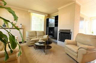 <p><span>Comfortabele gelijkvloerse woning met zonnige tuin in rustige woonbuurt in Vichte</span></p><p><span>In een rustige woonbuurt in Vichte, gelegen in een doodlopende straat, bevindt zich deze verzorgde gelijkvloerse woning. Dankzij de zuidelijke oriëntatie geniet de woning van een aangename tuin die rond de woning loopt en van een ruim terras waar het prettig vertoeven is.</span></p><p><span>Bij het binnenkomen valt meteen de ruime leefruimte op. Grote ramen zorgen voor veel lichtinval en bieden een mooi zicht op de tuin. De zithoek met haardcassette vormt een gezellige plek om te ontspannen, terwijl de eetruimte voldoende plaats biedt voor een ruime eettafel.</span></p><p><span>De woning beschikt over drie slaapkamers, een badkamer met ligbad en een aparte keuken. De keuken en badkamer kunnen naar eigen smaak vernieuwd worden, waardoor u de woning eenvoudig kan aanpassen aan uw persoonlijke wensen en hedendaags comfort.</span></p><p><span>Verder is de woning uitgerust met centrale verwarming en vernieuwde pvc-ramen met dubbel glas en elektrische rolluiken. Ook het dak werd reeds vernieuwd en afgewerkt met EPDM, wat bijdraagt aan een duurzame en onderhoudsvriendelijke afwerking.</span></p><p><span>Tot slot beschikt de woning over een garage en een carport, wat zorgt voor extra praktische parkeermogelijkheden.</span></p><p><span>Deze woning vormt een mooie opportuniteit voor wie op zoek is naar een gelijkvloerse woning op een rustige ligging in Vichte, met een zonnige tuin en de mogelijkheid om het geheel verder naar eigen smaak te moderniseren.</span></p>