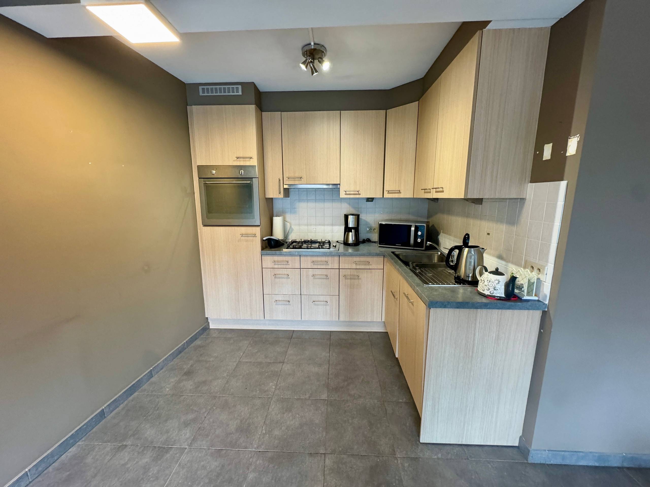 Appartement met 1 slaapkamer en autostaanplaats in centrum Ruddervoorde - foto 5