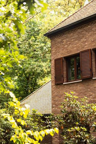 Voor verdere info of een gratis waardebepaling van uw eigendom: jordi.broes@homixx.be of 016 199 340<br />Volledige tekst: www.homixx.be<br /><br />We stellen u met trots deze uitzonderlijk ruime en zeer goed onderhouden villa voor, gelegen op een indrukwekkend perceel van maar liefst 3.014 m². <br />Deze woning is een oase van rust en ruimte, strategisch gesitueerd te midden van het prachtige groen dat Keerbergen zo typeert. <br />Met een bewoonbare oppervlakte van maar liefst 536 m² biedt dit pand ongeziene mogelijkheden voor wie op zoek is naar luxe, comfort en een overvloed aan ruimte.<br /><br />Bij het betreden van de woning ervaart u direct de hoogwaardige afwerking en het uitstekende onderhoud. <br />De praktische indeling omvat een sfeervolle leefruimte en een aanpalende en praktische keuken. <br />Voor wie van thuis uit werkt, is er een aparte rustige bureau voorzien. <br />Het nachtgedeelte beschikt over vier ruime slaapkamers en maar liefst drie badkamers, wat zorgt voor een optimaal ochtendcomfort voor het hele gezin. <br />Daarnaast is de woning uitgerust met twee toiletten.<br /><br />De functionele ruimtes zijn talrijk en dragen bij aan het enorme gebruiksgemak: een praktische berging, een aparte wasplaats en een ruime zolder bieden alle nodige opslagmogelijkheden. <br />Er is bovendien een wijnkelder aanwezig. <br />Uw wagens staan veilig in de inpandige garage met plaats voor twee wagens, terwijl de oprit voorziet in meerdere parkeerplaatsen.<br /><br />Buiten is het puur genieten op het zonovergoten terras met zicht op de uitgestrekte, parkachtige tuin. <br />De woning is technisch volledig up-to-date met een conforme elektriciteitskeuring en een gunstige EPC-score C. <br />Kortom, een unieke kans om groots te wonen op een toplocatie waarbij wij u graag volledig ontzorgen tijdens het volledige aankoopproces.<br /><br />Troeven:<br /><br />Toplocatie, gelegen te midden van het groen in Keerbergen.<br />Uitzonderlijk riante perceel van 3.014 m².<br />Maar liefst 536 m² bewoonbare oppervlakte.<br />Zeer goed onderhouden woning met een conforme elektrische installatie en EPC C.<br /><br />Wij kijken alvast uit naar uw bezoek!
