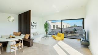 Dit uitzonderlijk verblijf maakt deel uit van het prestigieuze project Kalvekeet, een autovrij en groen woonerf aan de rand van Knokke. Hier woont U in alle rust, omgeven door natuur, terwijl het bruisende centrum, het strand en de belangrijkste invalswegen zich op korte afstand bevinden. Een ideale combinatie van bereikbaarheid, privacy en woonkwaliteit.<br /><br />Met een bewoonbare oppervlakte van ca. 200 m² biedt deze woning bijzonder royale volumes en een doordachte indeling, perfect afgestemd op hedendaags wooncomfort. Bovendien geniet U van een onderhoudsvriendelijke omgeving: het domein en de prachtig aangelegde parktuin worden collectief onderhouden, waardoor U zich geen zorgen hoeft te maken over buitenonderhoud.<br /><br />De leefruimte bevindt zich op het hoogste niveau, wat zorgt voor een uitzonderlijk aangename lichtinval en een open gevoel. De ruime zithoek, eetplaats en volledig uitgeruste keuken vloeien harmonieus in elkaar over en geven uit op meerdere terrassen. Deze bieden voldoende privacy en een prachtig zicht op het omliggende groen, ideaal om in alle rust te genieten.<br /><br />Op de slaapverdieping bevinden zich drie volwaardige slaapkamers en twee badkamers. De master bedroom beschikt over een eigen ensuite badkamer. Deze verdieping werd afgewerkt met hoogwaardige materialen en maatwerk kasten, wat zorgt voor een tijdloze en rustige uitstraling. Daarnaast is er een praktische wasruimte voorzien voor wasmachine en droogkast.<br /><br />Een absolute meerwaarde is de private lift die alle verdiepingen verbindt, van de ondergrondse garage tot het hoogste niveau. Hierdoor is de woning volledig toekomstgericht en geschikt voor elke levensfase.<br /><br />De afwerking is bijzonder verzorgd en duurzaam, met onder meer visgraatparket, kwalitatieve toestellen en een materiaalkeuze die inzet op esthetiek én gebruiksgemak. De woning is bovendien uitgerust met energiezuinige technieken zoals een warmtepomp en zonnepanelen, wat resulteert in een laag energieverbruik en optimaal wooncomfort.<br /><br />Dit pand vormt een zeldzame combinatie van architecturale verfijning, hedendaagse luxe en duurzame technologie, gelegen in een exclusieve en autovrije omgeving nabij Knokke-Heist. Een unieke opportuniteit voor wie op zoek is naar een hoogwaardige vaste woonst of tweede verblijf.<br /><br />Aankoop onder 12% registratierechten op de grondwaarde en 21% btw op de constructiewaarde.<br /><br />De indeling:<br /><br />Gelijkvloers:<br />Inkomhal met trappenhal en lift<br /><br />1ste verdieping (slaapniveau):<br />- Royale nachthal met mogelijkheid tot relaxhoek,<br />- Afzonderlijk toilet, <br />- Drie ruime slaapkamers, waarvan één met ingemaakte kasten,<br />- Twee badkamers met inloopdouche en kwalitatief meubilair, ensuite badkamer verbonden aan de master bedroom<br />- Talrijke ingemaakte kasten in de hal,<br />- Praktische wasruimte,<br /><br />2de verdieping (leefniveau):<br />- Royale inkomhal met gastentoilet en ingemaakte vestiaire/bergruimte,<br />- Zeer ruime en lichtrijke leefruimte met hoge plafonds en grote raampartijen,<br />- Open keuken met kookeiland uitgerust met hoogwaardige Miele-toestellen,<br />- Aparte eethoek, stijlvol afgescheiden door een houten roomdivider,<br />- Groot terras met minimale inkijk en prachtig zicht op het groen,<br /><br />Extra:<br /><br />Mogelijkheid tot aankoop van een uitzonderlijk ruime garagebox voor 4 wagens (€165.000)<br /><br />Bent U op zoek naar een exclusieve, energiezuinige woning met hoogwaardige afwerking op een toplocatie in Knokke-Heist? Dit is een unieke kans binnen een schaars aanbod.<br /><br />Neem vandaag nog contact met ons op voor meer informatie of een bezoek ter plaatse!