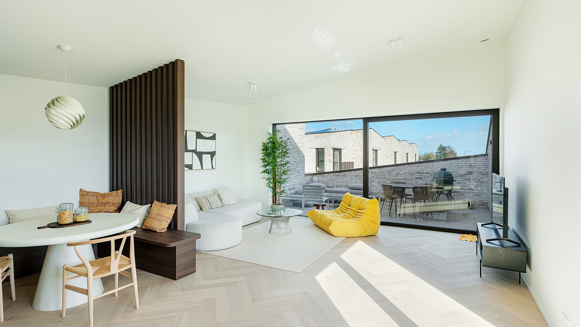 Exclusief verblijf met lift, terrassen en uitzonderlijke volumes in een groene-autovrije verkaveling te Knokke. - foto 2