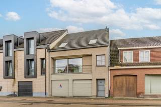 <p><strong>Recent en energiezuinig duplex appartement met ruim terras en garage – geen gemeenschappelijke kosten</strong></p>
<p>Op zoek naar comfortabel en energiezuinig wonen? Dit recent duplex appartement combineert ruimte, comfort en een uitstekende energieprestatie. Het appartement beschikt over een lichtrijke leefruimte, een volledig ingerichte keuken, twee ruime slaapkamers en een aparte dressing die voor extra bergruimte zorgt.</p>
<p>Het grote terras vormt een aangename verlenging van de leefruimte en biedt voldoende ruimte om buiten te ontspannen. Daarnaast beschikt het appartement over een inpandige garage, wat zorgt voor extra comfort en veilige parkeergelegenheid.</p>
<p>Dankzij de recente bouw en de energiezuinige voorzieningen geniet u bovendien van een laag energieverbruik en een aangenaam wooncomfort het hele jaar door. <strong>Een extra troef is dat er geen gemeenschappelijke kosten zijn, wat de maandelijkse woonkosten aanzienlijk beperkt.</strong></p>
<p>Een verzorgd appartement met alle troeven voor wie ruim, comfortabel én energiezuinig wil wonen.</p>