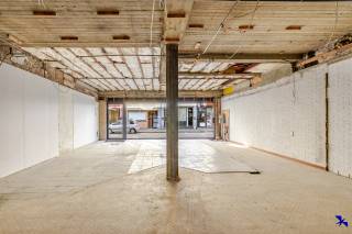 Welkom in Willebroek!<br /><br />Uitstekend gelegen handelspand in het hart van de August Van Landeghemstraat te Willebroek. Deze commerciële ruimte van circa 130 m² biedt samen met een extra kantoorruimte van ongeveer 38 m² alle flexibiliteit die u wenst. Dankzij de aantrekkelijke en ruime vitrine geniet uw zaak van een uitstekende zichtbaarheid in een drukbezochte winkelstraat, wat uw commerciële kansen aanzienlijk versterkt. <br /><br />De ruimte kan volledig naar eigen wensen worden ingericht. Ideaal voor uiteenlopende handelsactiviteiten zoals een winkel of kantoor. Een extra troef is dat er geen syndicale kosten verbonden zijn aan het pand en het EPC een label D heeft.<br /><br />Grijp deze kans om uw onderneming te vestigen op een plek waar professionele uitstraling en centrale ligging hand in hand gaan.<br /><br />Interesse gewekt? Contacteer ons kantoor via info@hiro.be of 03 230 00 14!