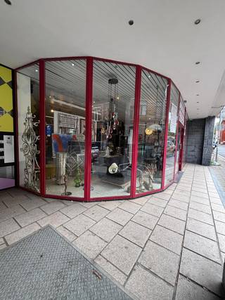 Ideaal gelegen aan de Steenweg op Sint-Job, een gerenommeerde winkelas in Ukkel, geniet dit ruime handelspand van 360 m² van een gebogen glazen gevel die uitstekende zichtbaarheid en overvloedig natuurlijk licht biedt over de volledige breedte van de winkel.<br />De verkoopruimte, één open en flexibel volume, strekt zich in de diepte uit en laat toe de indeling vrij te organiseren naargelang uw activiteit: detailhandel, showroom, concept store, of elke andere commerciële bestemming die een grote tentoonstellingsoppervlakte vereist. Het technisch plafond met geïntegreerde verlichting over de volledige lengte zorgt voor een gelijkmatige lichtinval in de hele ruimte.<br />Een uitgelezen ligging in een levendige en drukbezochte winkelbuurt, dicht bij het openbaar vervoer en de buurtwinkels, een ideaal potentieel om een activiteit met sterke zichtbaarheid op een drukke as te ontwikkelen.