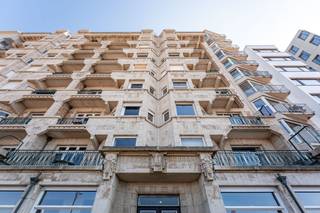 Dit uitzonderlijke appartement van 190 m² bevindt zich op de tweede verdieping van het beschermde monument Palais du Comte Jean op de Zeedijk...