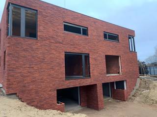 AANKOOP AAN 6 % BTW MOGELIJK Nieuwbouw luxevilla in het groen (Rechter woonst). Beide villa’s zijn ontworpen om maximale licht- en zoninval...