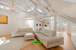 Dit prachtig en luxueuze gemeubelde penthouse (200m²) op de 3de verdieping is gelegen in het hartje Brussel. <br /><br />De penthouse is voorzien van alle comfort en bestaat uit een inkomhal met een monumentale kristal luster in chambord stijl, een lichtrijke salon met gashaard, een bureaugedeelte, een volledige uitgeruste keuken (inductie kookplaat, - dampkap, - maxi vaatwasser, - combi oven, stoomoven, Amerikaanse no-Frost koelkast met diepvriezer en ijs- en watermachine met keukeneiland, een berging/wasplaats, een dakterras met panoramisch uitzicht (16m²), een hoofdslaapkamer met jacuzzi chromotherapie, een marmeren douche (sunshower IR en UV) en toilet. Daarnaast is er een kinderkamer (mezzanine) voor 2 met een badkamer en 2 bureaugedeeltes. <br /><br />Aaneensluitend zijn er 2 parkeergarages die deze woning vervolledigen. <br /><br />Divers: Camerabewaking en toegangscontrole via RFID badge, elektronisch slot te bedienen met code of biometrie (vingerafdruk), 55” smart TV met satellietontvangst met 8 cantonluidsprekers, Op maat gemaakte kasten, ingebouwde convectoren en airco (warm en koud), Parketvloeren, LED verlichting, Domotica; voor bediening videoparlofoon, dakramen, verlichting, temperatuur, Toilet Starck SensoWash.<br /><br />Forfaitprijs €2.300 +€550 = 2850 €/maand voor tv, satelliet, internet, verzekering, verwarming, elektriciteit en warm en koud water. Beschikbaar vanaf 01/12/2025.<br /><br />Handelspanden, restaurants, bars en andere recreatieve mogelijkheden zoals de Koninklijke Vlaamse schouwburg zijn op steenworp van de trendy buurt aan het Sint-Katelijne plein. Openbaar vervoer zoals metro, bus en tram vindt u in de onmiddellijke buurt terug. Een bezoek waard !! <br /><br />