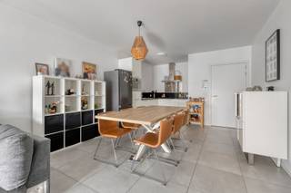 In residentie Zilverwit bevindt zich dit prachtig instapklaar energiezuinig (E-peil 26) appartement (bouwjaar 2022) op de eerste verdieping...