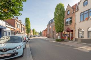 Deze woning met diverse mogelijkheden bestaat op het gelijkvloers uit een commerciële ruimte met aanpalend een eet- en leefruimte, uitgeruste...