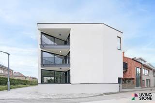 <strong>TVA de 6% possible – une vie économe en énergie dans un emplacement privilégié !</strong><br /><br />Vous cherchez un logement élégant et économe en énergie dans un quartier central ? <br /><br />Ce nouveau projet résidentiel exclusif se compose de <strong>seulement 6 appartements lumineux</strong> avec 1, 2 ou 3 chambres. Chaque logement est conçu avec un souci de qualité et une architecture intemporelle, alliant matériaux naturels et lignes épurées.<br /><br />Pourquoi choisir Crown Park ? <br />
<ul>
<li>Logement économe en énergie avec <strong>niveau E ≤ 30</strong> et <strong>chauffage par le sol</strong> ;</li>
<li><strong>Parking souterrain</strong> et local vélos (achat obligatoire) ;</li>
<li><strong>Terrasses spacieuses</strong> et aménagement moderne ;</li>
<li><strong>Emplacement central</strong> avec excellente connexion vers Bruxelles ;</li>
<li>Transports en commun, commerces et <strong>services accessibles à pied</strong> ;</li>
<li><strong>Prêt à emménager</strong> ;</li>
<li>Achat possible avec <strong>seulement 6 % de TVA</strong> !</li>
</ul>
Inscription ou question ? Contactez-nous facilement au 0485 62 36 78 ou via nieuwbouw@living-stone.be