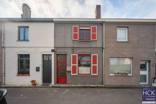 <strong>De ligging</strong><br />Uitermate <strong>rustig gelegen woning</strong> (op het einde van een doodlopende straat) doch nabij diverse verbindingswegen en op amper 10 min. van het op- & afrittencomplex van de E17 waardoor centrumsteden Gent-Kortrijk beiden op nog geen 30 min. rijden bereikbaar zijn. Achteraan de woning beschikt u over een <strong>handige uitweg</strong>. Kortom, <strong>zéér rustig gelegen doch met ideale bereikbaarheid</strong>!<br /><br /><strong>De woning</strong><br />De woning zelf dient op heden gerenoveerd te worden naar hedendaagse normen en beschikt over ondermeer <strong>2 slaapkamers</strong>, living met aanpalend keuken en badkamer alsmede een <strong>aangename tuin én grote carport </strong>op het einde van het perceel.<br /><br /><strong>De indeling</strong><br />Gelijkvloers: living - keuken - badkamer - berging - veranda - tuin en carport;<br />Verdieping: sas - twee slaapkamers.<br /><br /><strong>Kenmerken</strong><br />- Oppervlakte terrein: 266 m²<br />- Bruikbare vloeroppervlakte: <span>114 m²</span><br />- Verwarming via kachels (gaskachel en houtkachel in living)<br />- Enkel glas en aluminium raamprofielen<br />- EPC: <span>598 kWh/m² jaar/ F-label </span><br /><br /><strong>Troeven</strong><br />- Prachtig gelegen!!<br />- Handige uitweg én carport achteraan het perceel!!<br /><br />Voor meer informatie of een bezoek ter plaatse reageer via het contactformulier of stuur naar info@hckinvest.be