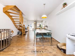 Instapklare stadswoning met 4 volwaardige slaapkamers op een rustige ligging in het hart van Brugge!<br /><br />Deze woning omvat volgende indeling op het gelijkvloers: Inkomhal - lichtrijke leefruimte en eetruimte - volledig uitgeruste keuken met een lichtrijke aanbouw als eetkamer voorzien van dakbeglazing - praktische berging met toilet en aparte wasplaats - terras met optimale privacy.<br />1ste verdieping: nachthal - 2 ruime slaapkamers, waarvan 1 slaapkamer is ingericht als dressing & 1 slaapkamer met zicht op het groen - badkamer met ligbad met douchemogelijkheid en dubbele lavabo.<br />2e verdieping: nachthal - 2 ruime slaapkamers - badkamer met douche, enkele lavabo en toilet. <br />3e verdieping: praktische zolderruimte met opbergruimte, bereikbaar via een uitklapbare trap. <br /><br />Troeven: <br />- Aankoop onder 2% registratierechten mogelijk<br />- Rustige ligging in het hart van Brugge<br />- EPC-label C<br />- 4 ruime slaapkamers <br /><br />Voor verdere informatie of vrijblijvend bezoek contacteer Céline op 0476/60 60 23 of mail naar celine@immax.be