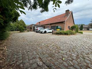 Op Provinciebaan 90 in Herselt vind je deze karaktervolle langgevelhoeve op een royaal perceel van ca. 2.913 m², omgeven door groen en toch met...