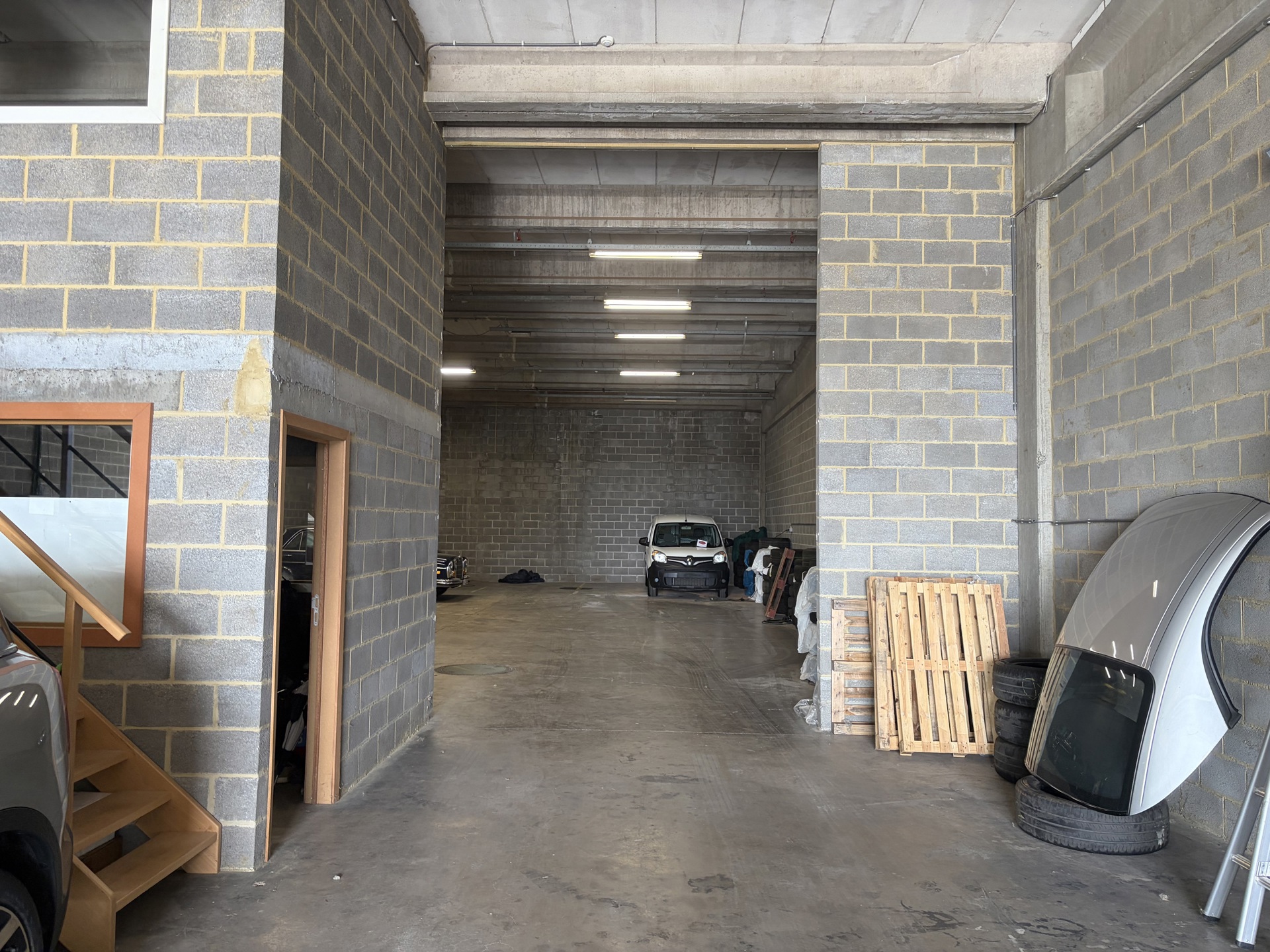 MAGAZIJN VAN 471 M² MET KANTOREN TE HUUR - foto 4