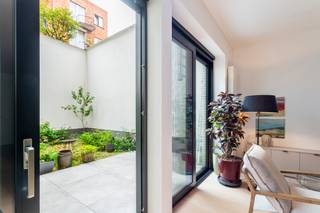 Dit instapklaar en licht appartement van ca 76 m² is gelegen op het gelijkvloers van een kleinschalige residentie en strekt zich uit over de...