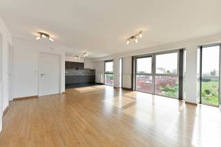 <p>Op de bovenste verdieping van een verzorgd gebouw in de Locomotievenstraat in Kessel-Lo bevindt zich dit lichtrijke appartement met twee slaapkamers, ruim terras en een prachtig panoramisch zicht richting het park van Hal 5 en Leuven. De ligging op de vijfde verdieping biedt extra rust, privacy en een aangenaam ruimtelijk gevoel.<br /><br />De leefruimte geniet van veel natuurlijke lichtinval dankzij de grote raampartijen en sluit mooi aan op de open, geïnstalleerde keuken. Met een bewoonbare oppervlakte van ongeveer 90 m² beschikt het appartement over twee volwaardige slaapkamers, een badkamer met dubbele lavabo, douche en toilet, een afzonderlijk gastentoilet en een technische berging met plaats voor wasmachine en droogkast.<br /><br />Het vernieuwde terras van circa 10 m² vormt een grote troef en biedt een aangename buitenruimte met weids uitzicht. Inclusief in de prijs zit een ondergrondse autostaanplaats in een afgesloten garage, een privatieve kelderberging van ongeveer 8 m² met eigen stopcontact en gemeenschappelijke, afgesloten fietsbergingen.</p>