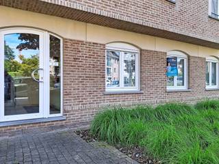 Op het gelijkvloers van dit gebouw bieden wij drie kantoorruimtes te huur aan, met huurprijzen variërend van € 200 tot € 1.000 per maand, namelijk:<br />een klein kantoor voor € 200/maand;<br />een kantoor van 17 m² voor € 500/maand;<br />een dubbel kantoor van in totaal 39 m² (24 m² + 15 m²) voor € 1.000/maand.<br /><br />De huurders beschikken over een gemeenschappelijke, volledig ingerichte keuken, een wachtzaal, sanitaire voorzieningen en een gezellig terras waar u tijdens de middagpauze van de zon kunt genieten.<br /><br />Info en bezoeken: 02/262.45.78 of meise@weinvest.be.
