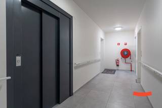 Eerst en vooral: dit is géén gewoon appartement, maar een assistentiewoning van 65m². "Een assistentiewoning, wasda", vraag je?<br /><br />Eigenlijk bepaal je dat volledig zelf. Op het eerste zicht lijkt dit wel een gewoon appartement, maarrr… je deelt het gebouw met gelijkgestemden. Geen gedoe met die vervelende jongelui, maar gezellig samen met andere senioren. <br /><br />Hoe samen? Ook dat bepaal je zelf. Je woont volledig zelfstandig, en kiest zelf waar, wanneer en hoeveel contact je hebt met je buren. Met de buurvrouw naar de winkel, pannenkoeken bakken of samen op trot tijdens 1 van de georganiseerde activiteiten? Fijn! Liever alleen op stap, en heb je voldoende aan een gezellige babbel in de ontmoetingsruimte? Ook leuk! Jij bepaalt.<br /><br />En dan is er een fantastische woonassistente. Niet alleen is ze je eerste aanspreekpunt, maar zij zorgt ook voor je. Op welke manier dan ook. Op jouw tempo en naar jouw behoefte. Dat gaat van een gezellig kopje koffie tot het bellen van een ambulance in geval van nood. Ze staat voor je klaar als het nodig is. <br /><br />Op het eerste zicht is dit sowieso een licht, ruim appartement met alle comfort, maar het gaat verder dan dat. De woning beschikt over de laatste, gebruiksvriendelijke snufjes, maar werd ook erg toegankelijk gemaakt. Grote kamers, enorme (rolstoelvriendelijke) badkamers, brede deuren, ruime lift, etc. Er is een 24/24 noodoproepsysteem, dus jij (en je familie) kunnen op beide oren slapen.<br /><br />Je beschikt over een woonkamer met open keuken, wasplaats/berging, badkamer, slaapkamer en een groot balkon met fantastisch zicht over de achterliggende velden. Er is bijkomend nog een gezamenlijke tuin. Onderhoud is niet nodig, want dit doet de tuinman voor jou. Achter het terrein heb je een parkeerplaats en een afgesloten fietsenberging. Verder heb je nog een eigen berging in de kelder – bereikbaar met de lift.<br /><br />Benieuwd of het je ding is? Kom gerust eens langs! De woonassistente verwelkomt je graag met een kopje koffie, en Sander geeft je een persoonlijke rondleiding. <br /><br />Twijfel je nog of huren wel iets voor jou is? Ook geen probleem. Kopen kan namelijk ook. <br />Of liever eerst huren om even te wennen, en daarna kopen. Jij bepaalt. <br /><br />Dus een assistentiewoning, wasda? <br />Dat is denken aan je toekomst. <br /><br />Gemeenschappelijke kosten: 120 EUR per maand.<br />Kosten zorgpakket: 120 EUR per maand.