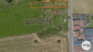<p>STEENHUIZE-WIJNHUIZE – Mooie, landelijk gelegen bouwgrond op een zeer rustige locatie<br /><br />Deze bouwgrond met achteraan uitzicht op het groen (bestaande uit Lot 1 & Lot 1A op bijgevoegd plan) heeft een totale oppervlakte van 5a 86ca en is gelegen in het rustige en landelijke Steenhuize-Wijnhuize. <br />De grond beschikt over een straatbreedte van 10,15 meter en biedt een perfecte oriëntatie.<br />Het perceel is deels gelegen in woongebied met landelijk karakter en deels in agrarisch gebied, wat zorgt voor een groene en rustige omgeving.<br />Bent u op zoek naar de ideale locatie voor het realiseren van uw droomwoning? Of wenst u een ruime bouwgrond voor een halfopen bebouwing met een prachtig uitzicht? Dan is dit perceel absoluut een bezoek waard.<br />Gronden met dergelijke ligging zijn uiterst zeldzaam op de markt. Wacht niet te lang en ontdek zelf de vele troeven van dit unieke aanbod.<br /><br />Voor meer info of bouwvoorschriften 053/60.65.60.<br /><br />Belangrijkste bouwvoorschriften:<br /><br />- Voorbouwlijn op ca. 10,15 m achter de voorste perceelgrens<br />- Max. voorgevelbreedte: 7,00 m, met een bouwvrije strook van 3 m langs beide zijden<br /><br />Afwerking mogelijk met:<br />- Hellend dak (max. 45° helling, kroonlijsthoogte max. 6,60 m)<br />- Plat dak (max. hoogte 6,6 m)<br /><br />Maximale bouwdiepte:<br />- Gelijkvloers: 15 m<br />- Verdieping: 12 m</p>