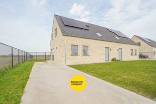 Recente halfopen woning te huur in Aartrijke. Deze woning bevat een inkomhal met apart toilet, toegang tot berging/ wasruimte, leefruimte met...