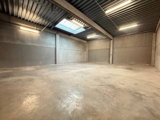 Deze goed uitgeruste loods heeft een oppervlakte van 133 m² en beschikt over een privatieve autostaanplaats. Gelegen op een uitstekende locatie,...