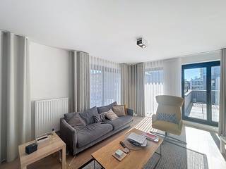 Prachtig, gemeubeld 2-kamerappartement te huur in de Handelsstraat in Brussels.Bij intrede komen we in een ruime inkomhal die verbonden is met de leefruimte en keuken. De leefruimte is modern ingericht. De keuken beschikt over alle nodige elementen: vaatwas, microgolfoven, koelkast, diepvries, stopcontacten en voldoende opbergruimte voor uw kookspullen.Aan de leefruimte is er een groot terras waar de zon de hele namiddag schijnt. Het terras loopt verder tot aan de slaapkamers en is zo verbonden met elke ruimte.Beide slaapkamers zijn ruim en voorzien van kasten en tweepersoonsbedden. Het pand bevindt zich op de 7e verdieping en is weg van het lawaai.Extra troeven:-Naast Warandepark-Dicht bij de Europese wijk-Dicht bij het metrostation Troon-Dicht bij het treinstation Brussel-Schuman-Dicht bij winkelcentra, horeca en supermarktenHet appartement, samen met de ondergrondse parkeerplaats, wordt verhuurd aan €2.250 + maandelijkse provisies van €300.Heeft u interesse in deze woning?Doe uw aanvraag via de website of mail ons via info.brussels@dewaele.com