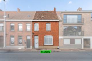 CHARMANTE EN VERRASSEND RUIME WONING IN OOIGEM - KANGOEROEWONING<br /><br />In het gezellige Ooigem bevindt zich deze verzorgde rijwoning met een bijzonder praktische indeling en tal van mogelijkheden.<br /><br />Dankzij de twee ruime leefruimtes geniet je van alle comfort en flexibiliteit.<br /><br />Met twee keukens en twee badkamers biedt deze woning een uitzonderlijke meerwaarde. Bovendien is kangoeroewonen hierdoor mogelijk, waardoor de woning uitermate geschikt is voor inwonende ouders, volwassen kinderen of een combinatie van samenwonen met behoud van privacy.<br /><br />De woning beschikt over vier volwaardige slaapkamers, ideaal voor gezinnen of wie extra ruimte wenst voor een bureau of hobbykamer. <br /><br />Opbergruimte is ruimschoots aanwezig dankzij de vele praktische bergruimtes.<br /><br />Buiten geniet je van een aangelegde, onderhoudsvriendelijke tuin met een handige uitweg achteraan. Via dit pad is de carport aan de achterzijde van het perceel vlot bereikbaar, zodat je je wagen steeds veilig en comfortabel kunt parkeren.<br /><br />Kortom, een veelzijdige woning met ruimte, comfort en tal van mogelijkheden — ideaal voor wie op zoek is naar een thuis met extra woonopties.<br /><br />Reserveer snel je bezoek via 051 47 48 47 of mail naar Tielt@immofrancois.be.