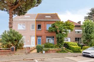 Deze aangename en verzorgde woning is gelegen in de Steenbergstraat 66 te Affligem en geniet van een centrale ligging nabij het centrum van Teralfene, belangrijke invalswegen, winkels, scholen en openbaar vervoer. De woning combineert een praktische indeling met hedendaags wooncomfort en een ruime tuin.
Via de inkomhal betreden we de woning en komen we terecht in de open en langwerpige leefruimte, waar eetplaats en zithoek mooi in elkaar overvloeien. Aansluitend bevindt zich de ruime en lichtrijke keuken, die dankzij het vele natuurlijke licht een aangename leefomgeving vormt en rechtstreeks toegang biedt tot de ruime tuin. Verder beschikt het gelijkvloers over een comfortabele badkamer voorzien van alle nodige voorzieningen en een ruime, praktische berging.
Op de eerste verdieping bevinden zich drie slaapkamers, waarvan twee volwaardige slaapkamers en één kinderkamer. De ingerichte zolderverdieping zorgt bovendien voor waardevolle extra ruimte en kan flexibel worden benut als bureau, hobbyruimte, speelkamer of bijkomende kamer.
Ook energetisch werd de woning reeds aangepakt. Zo beschikt ze over een gunstig EPC, vernieuwde ramen, isolatie van zowel de muren als het dak en een ventilatiesysteem. Een interessante woning voor wie op zoek is naar een comfortabele gezinswoning met voldoende ruimte, een mooie tuin en een centrale ligging in Affligem.
Meer info: Michael@immoaccenta.be