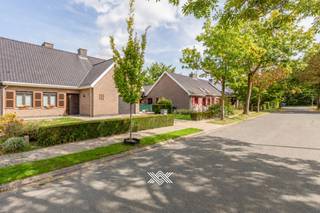 Deze rustig gelegen gezinswoning met een bewoonbare oppervlakte van 151 m² ligt op een perceel van 597 m² langs de Klaverpoel in Gentbrugge. Met de Gentbrugse Meersen op wandelafstand geniet je van een overvloed aan groen en ontspanning. Verder ligt de woning in een autoluwe straat en beschikt ze over een uiterst goede bereikbaarheid via de N9, E17 en E40. Bovendien bevinden zich diverse voorzieningen op fiets- en loopafstand, en ligt er vlakbij een tramhalte waardoor het centrum van Gent vlot bereikbaar is.<br /><br />Bij het binnenkomen wordt u verwelkomd in een ruime inkomhal met gastentoilet. Het gelijkvloers biedt een lichtrijke doorzon zit- en eetruimte met aansluitend een gezellige keuken. De keuken geeft toegang tot de aangename veranda waar u geniet van de volle ochtendzon. Verder beschikt de woning over een ruim aangelegde tuin met paddock en over een goed onderhouden tuinhuis met elektriciteit. Op het gelijkvloers bevindt zich de eerste slaapkamer, de badkamer en de garage. <br /><br />Verkoopprocedure: Landbergh werkt voor deze verkoop met bezoekdagen op vaste tijdstippen en een vaste vraagprijs. Alle kandidaten hebben de tijd tot maandag 28/09/2026 om 17u om hun beste voorstel over te maken naar verkoop@landbergh.be d.m.v. het formeel document, vooraf op te vragen bij Landbergh. Zijn er meerdere kandidaten met een voorstel van de vraagprijs, dan krijgen zij éénmalig de kans om hun voorstel te verhogen, indien zij dat wensen. De deadline ligt hiervoor op 48 uur na de eerste deadline (donderdag 30/09/2026 om 17u).<br /><br />Benieuwd naar de troeven van deze gezinswoning in Gentbrugge? Contacteer ons dan vrijblijvend voor een persoonlijke rondleiding via jens@landbergh.be of 09 225 25 24.<br /> 