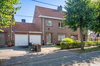 <p><strong>De ligging</strong><br />Deze charmante woning, gelegen aan de Lindenlaan in Zulte, biedt een <strong>perfecte mix van rust en comfort</strong>. De ligging is werkelijk <strong>uitmuntend</strong>, uitermate rustig doch op wandelafstand van het bruisende centrum van Zulte, voorzien van allerhande winkels, horeca en overige faciliteiten. Het openbaar vervoer is op wandelafstand bereikbaar. Het op- en afrittencomplex van de E17 (afrit 6 Kruishoutem) ligt op amper 5 km. van de woning. Kortom, <strong>rustig gelegen woning met ideale bereikbaarheid</strong>!<br /><br /><strong>De woning</strong><br />De woning dateert uit 1956 en heeft zijn <strong>karakter behouden</strong>, terwijl er volop mogelijkheden zijn om het geheel naar <strong>eigen wens te renoveren</strong>. Het perceel heeft een oppervlakte van 197 m² en biedt voldoende ruimte voor een aangename tuin of een gezellige buitenplek. Intern beschikt het huis over een sfeervolle woonkamer, een functionele keuken en maar liefst <strong>drie slaapkamers</strong>, waardoor het ideaal is voor jonge gezinnen of als investeringspand. Verder zijn er praktische voorzieningen zoals twee zolders, een kelder en eventueel garageruimte voor extra opbergruimte. De ruime zolder biedt desgewenst nog meer potentieel voor uitbreiding als extra kamer. Dit huis biedt de perfecte setting om uw nieuwe hoofdstuk te beginnen, met een centrale ligging in het hart van Zulte.<br />Mits enkel installatie van centrale verwarming, kan het EPC al dalen naar 351 kWh/m² jaar, zijnde D-label. Zo wordt al voldaan aan de energetische renovatieplicht.<br /><br /><strong>Kenmerken</strong><br />- oppervlakte perceel: 197 m²<br />- bruikbare vloeropp. woning: 135 m² (cf. EPC)<br />- verwarming via gaskachel(s)<br />- EPC: 575 kWh/m² jaar - F-label <br /><br /><strong>Troeven</strong><br />- uitmuntende ligging!!<br />- volop mogelijkheden om naar eigen wens te renoveren!!<br /><br />Voor meer informatie of een bezoek ter plaatse, reageer via het contactformulier of stuur naar info@hckinvest.be</p>