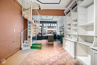 Op een uitstekende locatie, op de Ijzerenleen pal in het centrum van Mechelen, bevindt zich dit karaktervol handelspand. U geniet van een schitterende visibiliteit en een optimale bereikbaarheid in het centrum.<br /><br />Het gelijkvloers omvat een ruime handelsruimte die tal van mogelijkheden biedt en geschikt is voor uiteenlopende commerciële activiteiten. Achteraan bevindt zich een praktische opbergruimte of werkplaats, waar eventueel ook een keuken kan worden ingericht. Daarnaast is er op het gelijkvloers een apart toilet aanwezig.<br /><br />De eerste verdieping beidt nog tal van mogelijkheden voor uitbreiding van de handelsruimte of als woonst. U zou hier een woonkamer kunnen inrichten en een eetkamer met plaats voor een eventuele keuken, evenals een afzonderlijk toilet achteraan. Op de tweede verdieping kunt u twee aparte slaapkamers voorzien. U beschikt op de derde verdieping over een badkamer en een derde slaapkamer.<br /><br />De plannen van het pand zijn terug te vinden bij de bijgevoegde bestanden.<br /><br />Dit is een uitstekende opportuniteit als u op zoek bent naar een zeer interessant handelspand op een toplocatie in Mechelen. Contacteer ons voor meer informatie op 0472/22 12 41 of neem een kijkje op www.boonstravastgoed.be. <br /><br />Bijzonderheden:<br />- Uitstekende locatie<br />- Schitterende visibiliteit<br />- Verschillende mogelijkheden