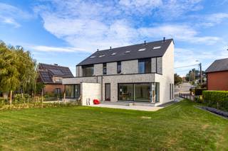 Zeer ruime nieuwbouw driegevel woning (252m² bebouwde oppervlakte) met in totaal 4/5 slaapkamers en 1/2 bureau(s), op een mooi perceel van 5a...