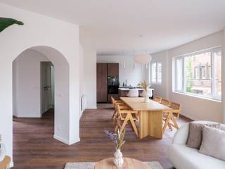 Dit volledig gerenoveerde appartement bevindt zich op de hoek van een kleinschalig gebouw en onderscheidt zich meteen door zijn vele raampartijen. Het daglicht komt langs verschillende zijden binnen en geeft zowel de leefruimte als de keuken een bijzonder ruim en open gevoel.<br /><br />De leefruimte biedt plaats aan een volwaardige zit- en eethoek. De afgeronde doorgangen zorgen voor een subtiel architecturaal accent en brengen samenhang in het interieur. Aansluitend bevindt zich de open keuken, uitgevoerd in warme houttinten en voorzien van een centraal eiland met zitplaatsen. De keuken is volledig uitgerust met ingebouwde toestellen en voldoende werk- en bergruimte.<br /><br />Het appartement beschikt over twee ruime slaapkamers, waardoor het geschikt is voor een koppel, klein gezin of wie een aparte bureau- of logeerkamer wenst. De ruime hal met toegang tot het terras geeft ook de optie om hier een thuiswerkplek te maken.<br /><br />Ook de badkamer werd volledig vernieuwd en ruim opgevat, met een ligbad, inloopdouche en dubbele wastafel. De groene wandtegels en messingkleurige kranen geven de ruimte een verzorgde en eigentijdse afwerking.<br /><br />Het appartement heeft eveneens een berging voor de wasmachine en een keukenberging.<br />Net als de andere entiteiten in het gebouw werd het appartement totaal gerenoveerd, met aandacht voor materiaalkeuze, verlichting en een praktische indeling. Het geheel is volledig instapklaar.<br /><br />De ligging vlak bij station Gent-Sint-Pieters zorgt voor een uitstekende bereikbaarheid met trein, tram, bus en fiets. In combinatie met de twee slaapkamers, de hoekligging en de instapklare staat maakt dit het appartement interessant voor eigen bewoning én als investering.<br /><br />Het gebouw is bovendien kleinschalig en heeft geen syndicus, waardoor de gemeenschappelijke organisatie eenvoudig blijft.