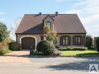 <h1><span>Charmante vrijstaande woning in landelijke stijl op een rustige locatie in Munsterbilzen!</span></h1><p><span>Op zoek naar een ruime gezinswoning met karakter, een gezellige tuin en een prachtige, groene omgeving?</span><span> Dan is deze charmante vrijstaande woning, gelegen aan de Oude Tramweg 31 in Munsterbilzen, absoluut een bezoekje waard!</span></p><p><span>Deze woning in landelijke stijl bevindt zich op een mooi perceel in een rustige straat, vlak bij het Munsterbos en het Nationaal Park Hoge Kempen. Hier geniet je van een aangename woonomgeving, mooie vergezichten en alle ruimte om helemaal tot rust te komen.</span></p><h3><span>Indeling</span></h3><p><span>Gelijkvloers</span></p><p><span>Via de inkomhal met apart gastentoilet betreden we de woning. De ruime en lichtrijke leefruimte vormt het hart van de woning en wordt gekenmerkt door een authentieke schouw die meteen voor een warme, gezellige uitstraling zorgt. Dankzij het schuifraam geniet je bovendien van een mooi zicht op de tuin en een aangename verbinding tussen binnen en buiten.</span></p><p><span>Aansluitend bevindt zich de keuken, met daarnaast een bijzonder ruime en praktische berging. Verder beschikt de woning over een inpandige garage, uitgerust met een smeerput. Een interessante extra voor wie graag aan wagens sleutelt of nood heeft aan een praktische werkruimte.</span></p><p><span>Eerste verdieping</span></p><p><span>Op de eerste verdieping bevinden zich drie ruime slaapkamers. De master bedroom beschikt bijkomend over een afzonderlijke dressing. Verder is er de badkamer, uitgerust met een ligbad, douche, lavabo, toilet en bidet. Dankzij de natuurlijke lichtinval is ook deze ruimte bijzonder aangenaam.</span></p><p><span>Daarnaast zijn er nog twee volwaardige slaapkamers, ideaal als kinderkamer, logeerkamer of thuiskantoor.</span></p><p><span>Kelderverdieping</span></p><p><span>Een absolute meerwaarde is de volledig onderkelderde woning. Deze verdieping biedt een zee aan bijkomende ruimte en tal van mogelijkheden voor het inrichten van een hobbyruimte, atelier, werkruimte of extra opslagruimte.</span></p><p><span>Buitenruimte</span></p><p><span>Ook buiten heeft deze woning heel wat te bieden! De gezellige tuin vormt een heerlijke plek om te ontspannen, te genieten van het groen of samen met familie en vrienden gezellige momenten door te brengen.</span></p><p><span>De rustige ligging, het landelijke karakter en de nabijheid van prachtige natuurgebieden maken het plaatje compleet.</span></p><h3><span>Goed om te weten!</span></h3><p><span>De huidige bewoners zijn momenteel volop bezig met de voorbereidingen van hun verhuis naar hun nieuwe stekje, daardoor komt de woning op korte termijn vrij! Ideaal voor wie snel zijn intrek wil nemen en eventueel nog vóór het einde van dit jaar de aankoopakte wil laten verlijden, met de mogelijkheid om aan te kopen tegen het verlaagde registratietarief van 2%, indien men hiervoor in aanmerking komt.</span></p><h3><span>Troeven van deze woning</span></h3><ul><li><span>Charmante vrijstaande woning in landelijke stijl</span></li><li><span>Rustige ligging op een mooi perceel met groen uitzicht</span></li><li><span>Ruime leefruimte met authentieke schouw</span></li><li><span>Drie volwaardige slaapkamers, waaronder een master bedroom met dressing</span></li><li><span>Royale badkamer met ligbad én douche</span></li><li><span>Volledig onderkelderd met tal van gebruiksmogelijkheden</span></li><li><span>Inpandige garage met smeerput</span></li><li><span>Gezellige tuin</span></li><li><span>Snelle beschikbaarheid</span></li><li><span>Nabij het Munsterbos en het Nationaal Park Hoge Kempen</span></li></ul><p><span>Benieuwd naar de mogelijkheden van deze charmante woning?</span></p><p><span>Neem vandaag nog contact met ons op via <span>info@immopa.be</span></span><span> of via 089/50.35.85.</span></p>