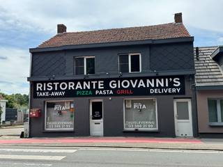 Dit gerenoveerde (2021) handelspand bevindt zich op een centrale en gunstige locatie op een belangrijke verbindingsweg tussen Kapellen, Putte...