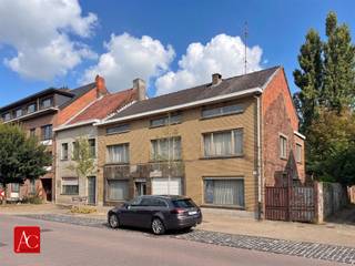 <p>Projectgrond met ontwikkelingsmogelijkheden in Haasdonk<br />Op zoek naar een interessante ontwikkelingsopportuniteit in Haasdonk? Deze projectgrond, gelegen in een aantrekkelijke en residentiële omgeving, biedt heel wat potentieel voor zowel projectontwikkelaars als investeerders.<br />Het perceel heeft een oppervlakte van 479 m² en beschikt over een gevelbreedte van circa 15 meter en perceelbreedte 18 meter. Momenteel staat er een halfopen bebouwing met oprit op het perceel. Dankzij de ruime perceelbreedte en gunstige configuratie biedt deze eigendom mogelijkheden voor een toekomstige ontwikkeling van appartementen, onder voorbehoud van het verkrijgen van de nodige vergunningen.</p><p>De ligging in Haasdonk combineert een rustige, residentiële omgeving met een vlotte bereikbaarheid en een goede verbinding naar omliggende steden en voorzieningen.</p>