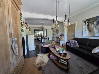Instapklare, energiezuinige en stijlvol strak landelijk gerenoveerde woning met 3 slaapkamers, mooie tuin en topligging!<br /><br /><br />Ben je op zoek naar een smaakvol gerenoveerde woning waar je zonder zorgen kunt intrekken? Deze prachtige, tot in de puntjes afgewerkte woning combineert hoogwaardige materialen, een warme landelijke stijl en een uitzonderlijk wooncomfort. Open bebouwing. Alles is recent volledig geschilderd — verhuizen en genieten maar.<br /><br />Indeling en Troeven<br /><br />Gelijkvloers<br />•Stijlvolle inkomhal<br />•Ruime en lichtrijke leefruimte (48 m²) met prachtige parketvloer<br />•Luxe eiken keuken in strak landelijke stijl, uitgerust met toptoestellen van Miele: 2 ovens, wijnkoeler, vaatwasser, koelkast en Bora kookplaat met geïntegreerde afzuiging<br />•Bureel in dezelfde hoogwaardige afwerking<br />•Grote berging met maatkasten<br />•2 aparte toiletten<br /><br />Verdieping<br />•3 ruime slaapkamers<br />•Badkamer met ligbad<br />•Aparte douchekamer<br />•Extra toilet<br /><br />Buitenruimte<br />•Zeer ruime carport voor 2 wagens, met laadpunten voor elektrische wagens. Carport ook geschikt voor een camper!<br />•Extra parkeerruimte voor 2 wagens<br />•Ruime tuinberging<br />•Aangelegde tuin van ca. 6are: perfect voor kinderen, huisdieren of tuinliefhebbers<br />•Overdekt terras met screens, je ken het hele jaar door genieten<br /><br />Attesten en Techniek<br />•EPC label B: energiezuinig en voordelig wonen<br />•Asbestvrij<br />•Elektriciteit conform, incl voorzieningen voor EV laden<br />•Airco aanwezig (beneden en boven)<br />•Alarm<br /><br />Ligging<br />•Minder dan 5 minuten van afrit Halen (E314), snelle verbinding naar Leuven, Hasselt en Genk<br />•Op 5 minuten van het treinstation Diest<br />•Rustige, kindvriendelijke buurt met alle voorzieningen vlakbij<br /><br />Samengevat<br />Deze woning is een unieke kans voor wie op zoek is naar een kwalitatief gerenoveerde, instapklare en energievoordelige woning met veel ruimte, een prachtige tuin en een goede ligging. Hier woon je zorgeloos, stijlvol en comfortabel.<br />Interesse? Contacteer mij op 0494/77.41.40 , dan plannen we een bezoek dat je zal verrassen!<br />
