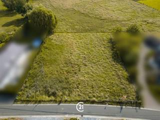 Droomt u ervan uw eigen woning te bouwen op een rustige locatie met een landelijke uitstraling én een uitstekende bereikbaarheid? Dan zijn deze twee prachtige bouwgronden in Vlezenbeek precies wat u zoekt. Elk perceel heeft een oppervlakte van 10 are, een ideale breedte van circa 20 meteren een diepte van ongeveer 50 meter, waardoor u alle ruimte heeft om een ruime vrijstaande gezinswoning met een mooie tuin te realiseren. De gronden bevinden zich in een aangename en residentiële omgeving, midden in het groene Pajottenland. U geniet er dagelijks van rust, natuur en privacy, terwijl winkels, scholen, openbaar vervoer, Halle, Brussel en de belangrijkste invalswegen zich op korte afstand bevinden. Zo combineert u een landelijke woonomgeving met een vlotte verbinding naar alle voorzieningen. Volgens de geldende verkavelingsvoorschriften kan op elk perceel een vrijstaande eengezinswoning in open bebouwing worden opgericht, met maximaal twee bouwlagen, een bouwdiepte van maximaal 15 meter op het gelijkvloers en 12 meter op de verdieping en een dakhelling tussen 25° en 45°. Ook een afzonderlijk bijgebouw is mogelijk binnen de geldende voorschriften. De percelen zijn gelegen in woongebied met landelijk karakter en maken deel uit van een vergunde verkaveling. Doe een bod vanaf € 195.000 per lot en grijp deze unieke kans om uw droomwoning te bouwen op een toplocatie waar ruimte, rust en een uitstekende bereikbaarheid perfect samenkomen. Neem vandaag nog contact met ons op voor meer informatie of de verkavelingsvoorschriften.