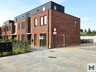 Deze lichtrijke, energiezuinige en kwalitatieve nieuwbouwwoning is gelegen te Oudegem in een groene oase van rust.<br />De woonst kent een zeer gunstige ligging tussen Dendermonde en Aalst in de nabijheid van openbaar vervoer, scholen, dorpskern van Oudegem, ...<br />Uiterst uniek is het groene parkgebied op de site met kindvriendelijke buitenspeelruimte.<br />Deze gemeenschappelijke plaatsen zorgen ervoor dat je deel uitmaakt van een gezellige buurt met veel sociaal contact voor jong en oud.<br /><br />De gelijkvloers omvat een inkom, een zeer lichtrijke woonkamer met volledig uitgeruste en open keuken, een praktische berging en apart gastentoilet. <br />Op de eerste verdieping bevindt zich de badkamer met ligbad en douche, een aparte wc en de 3 ruime slaapkamers (15,50 - 14 en 12m²).<br />Alsook is er een afgewerkte zolderruimte op de 2e verdieping van maar liefst 18m² welke kan dienen als extra slaapkamer, bureau, dressing, bergruimte,... <br />Als extra troef beschikt deze nieuwbouw over een gezellige tuin van 68m² met tuinhuis en terras.<br />Zeer energiezuinig door aanwezigheid van fotovoltaïsche zonnepanelen, warmtepomp met koeling en vloerverwarming, verluchtingsysteem D en berekend E-peil van 13.<br /><br />Zeer praktisch is de eigen ondergrondse staanplaats en de gemeenschappelijke fietsenstaanplaatsen.<br /><br />CV via warmtepomp. E-peil van 13. <br />EPC: 22 kWh/m²/j en UC42006-G-OMV-2020017922/EP17408/A002/D23/SD001 (A label)<br />Bewoonbare bruto opp van 177m².<br />Voor verdere inlichtingen, neem vrijblijvend contact op met Marik op het nummer 052 21 65 51 of mail naar info@immomiddelpunt.be